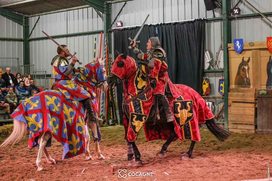 spectacle equestre medieval dans le tarn avec des combats de chevaliers